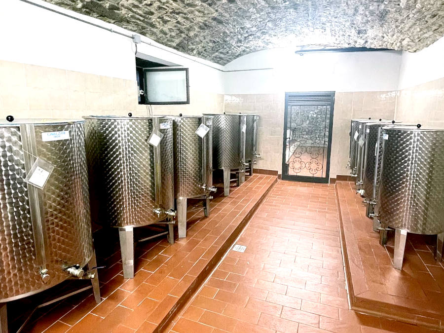 Orciaia con i silos di stoccaggio dell'olio