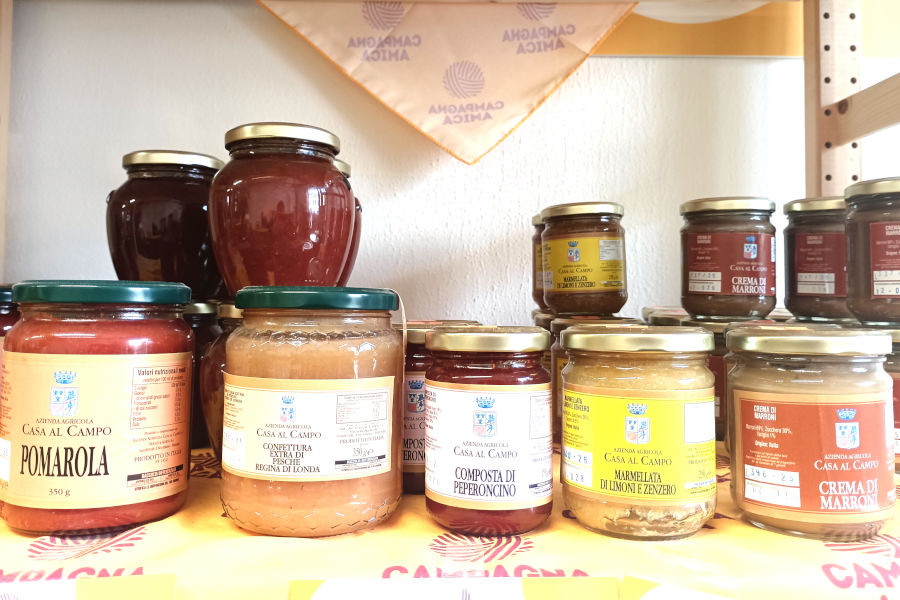 Una foto dei prodotti disponibili nel nostro punto vendita all’interno del Mercato contadino di San Frediano
