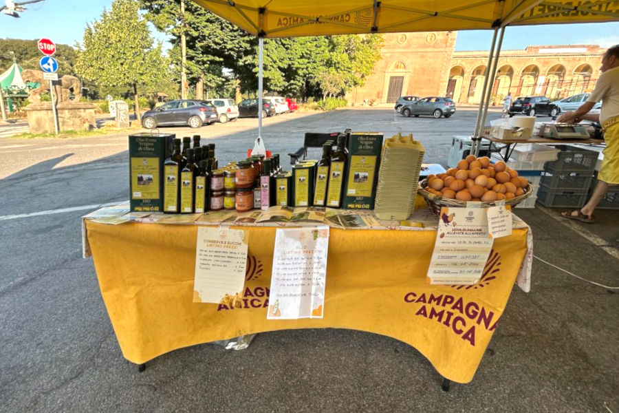 Mercato contadino delle Cascine Una foto del nostro punto vendita all’interno del Mercato contadino delle Cascine a Firenze